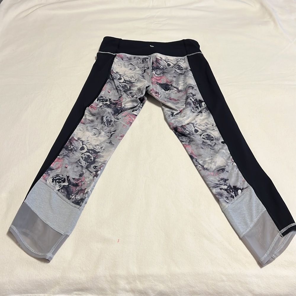 Lululemon If You’re Lucky Capri Size Four - Picture 5 of 9